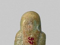 Aeg F 97 RS  Aeg F 97, Rückseite, Spätzeit, Oberteil eines Uschebti, Hellgrüne Fayence, H 3,0 cm, B 2,8 cm, T 1,8 cm : Bestandskatalog Ägypten, Museumsfoto: Claus Cordes